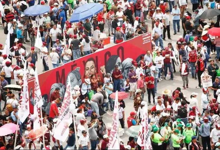 Seguidores de Sheinbaum abarrotan el Zócalo horas antes del cierre