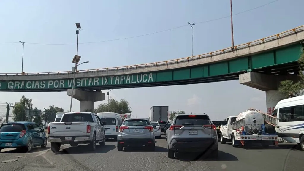 Recaban firmas para exigir solución a caos vial tras línea de Trolebús en Chalco