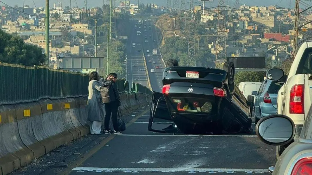 Volcadura en Chamapa-Lechería provoca complicaciones viales