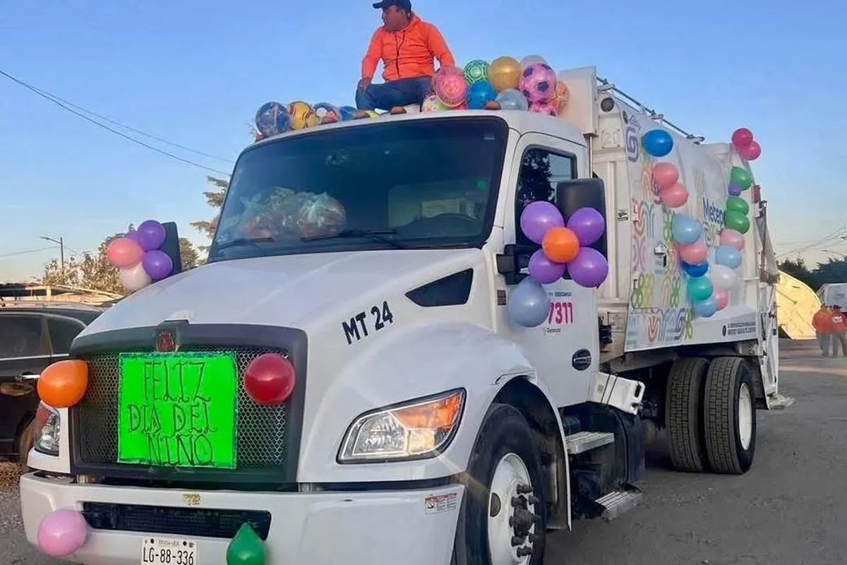 Recolectores de basura llevan alegría a niños de Metepec en su día