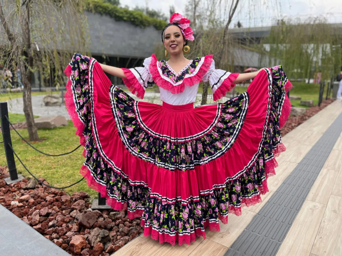 Alumnos de danza folclórica recaudan fondos para presentaciones