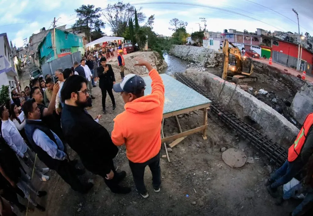 Alcalde Issac Montoya supervisa obra de rehabilitación del puente del INE, en San Rafael Chamapa