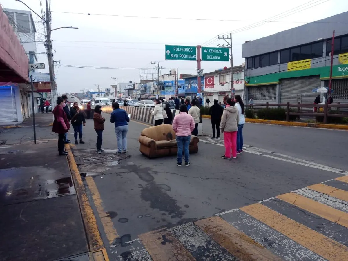 Vecinos de Ciudad Azteca bloquean calles otra vez por falta de agua