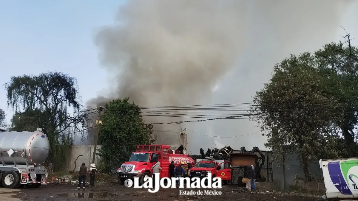 Se cumplen más de 24 horas de incendio en depósito de Xonacatlán