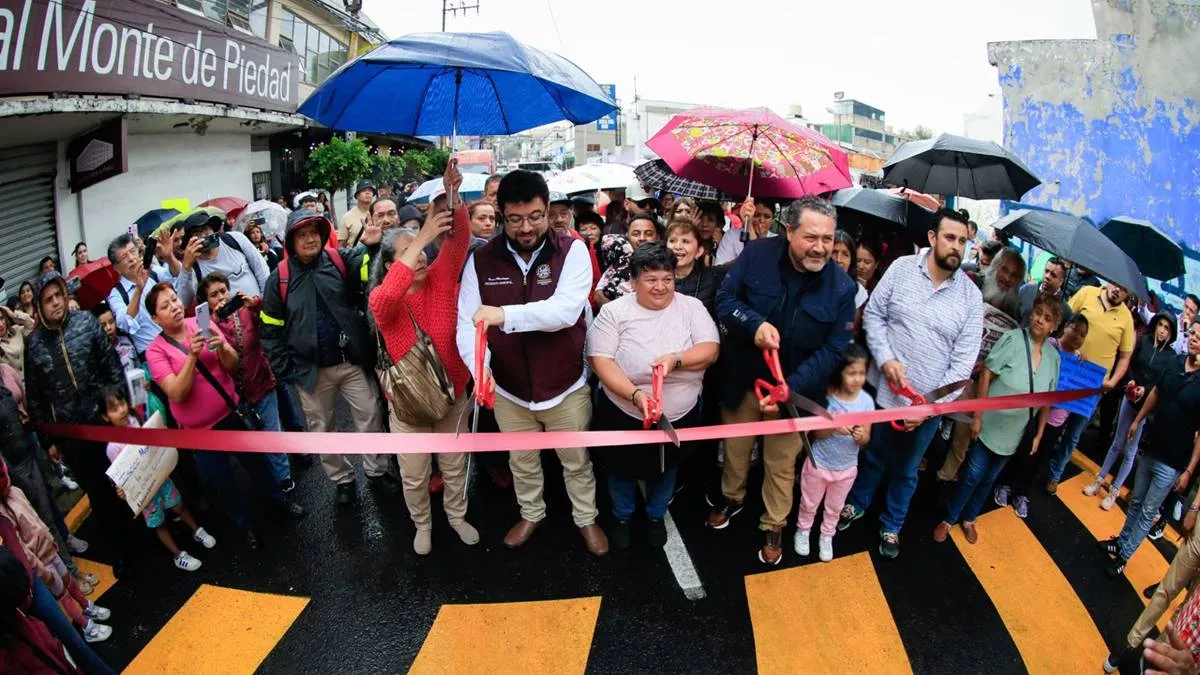 Alcalde de Naucalpan entrega rehabilitación de calle con pavimento asfáltico