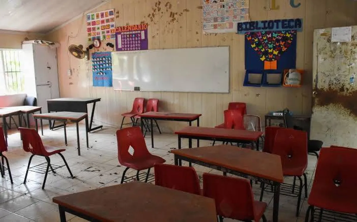 Paterfamilias en el Valle de México dan mantenimiento a las escuelas porque están en pésimo estado