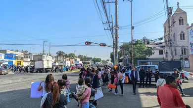 Según testimonios compartidos en redes sociales, el bloqueo fue realizado por manifestantes para impedir el paso vehicular.