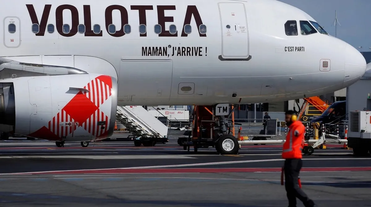 Muere hombre al ser succionado por motor de avión en Italia