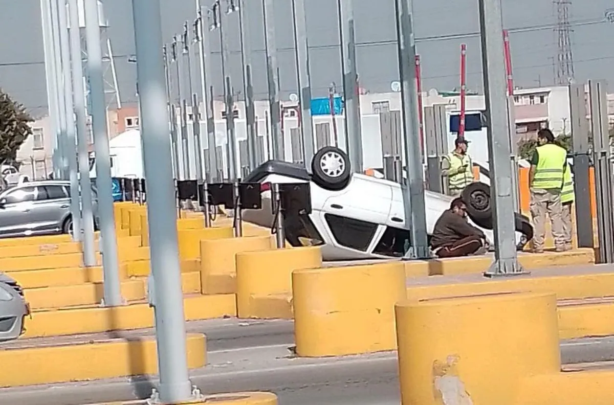 Vuelca vehículo en caseta de la autopista México-Pachuca