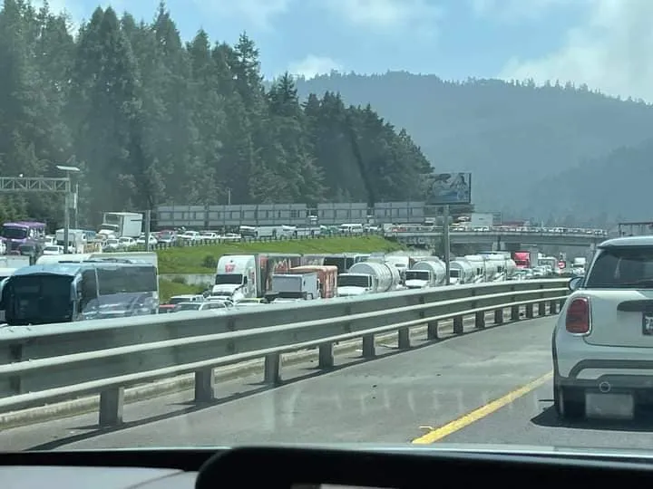 Bloquean la México- Toluca a la altura de la Marquesa