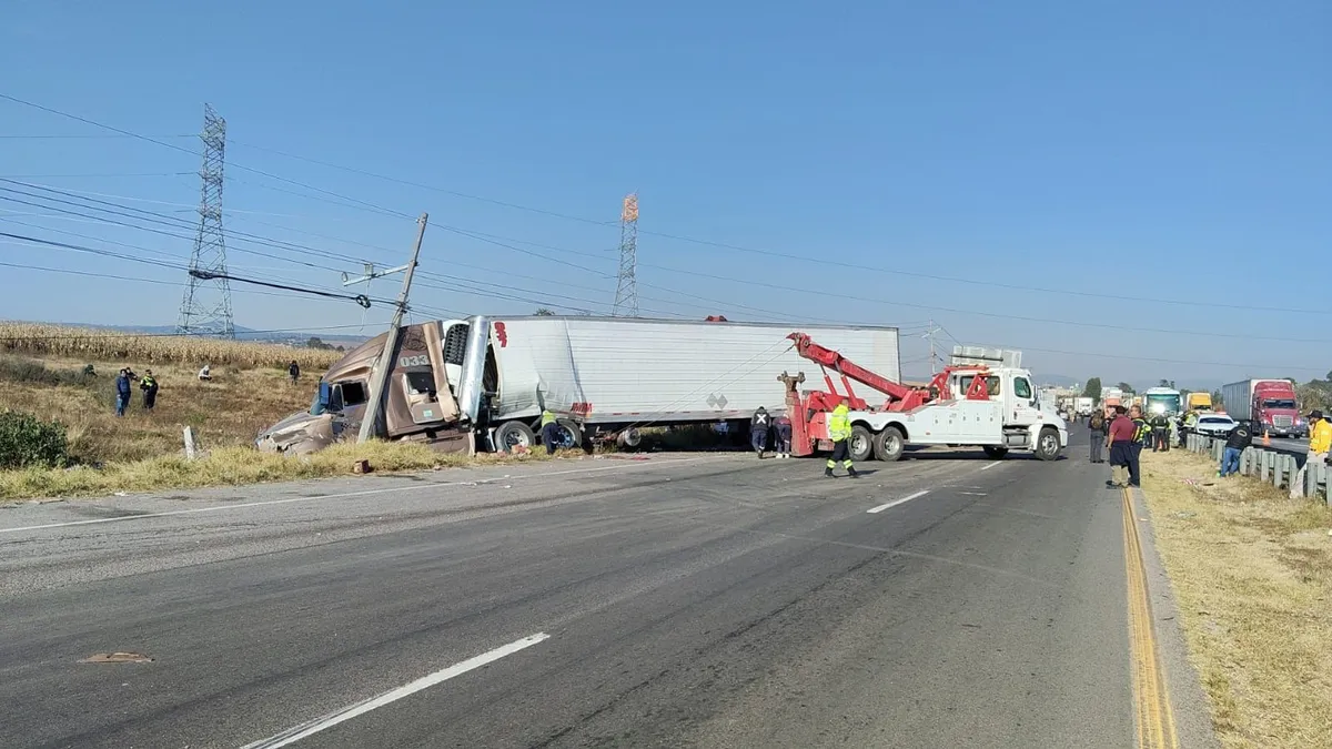 Dos personas pierden la vida tras ser impactadas por un tráiler sobre la México-Querétaro