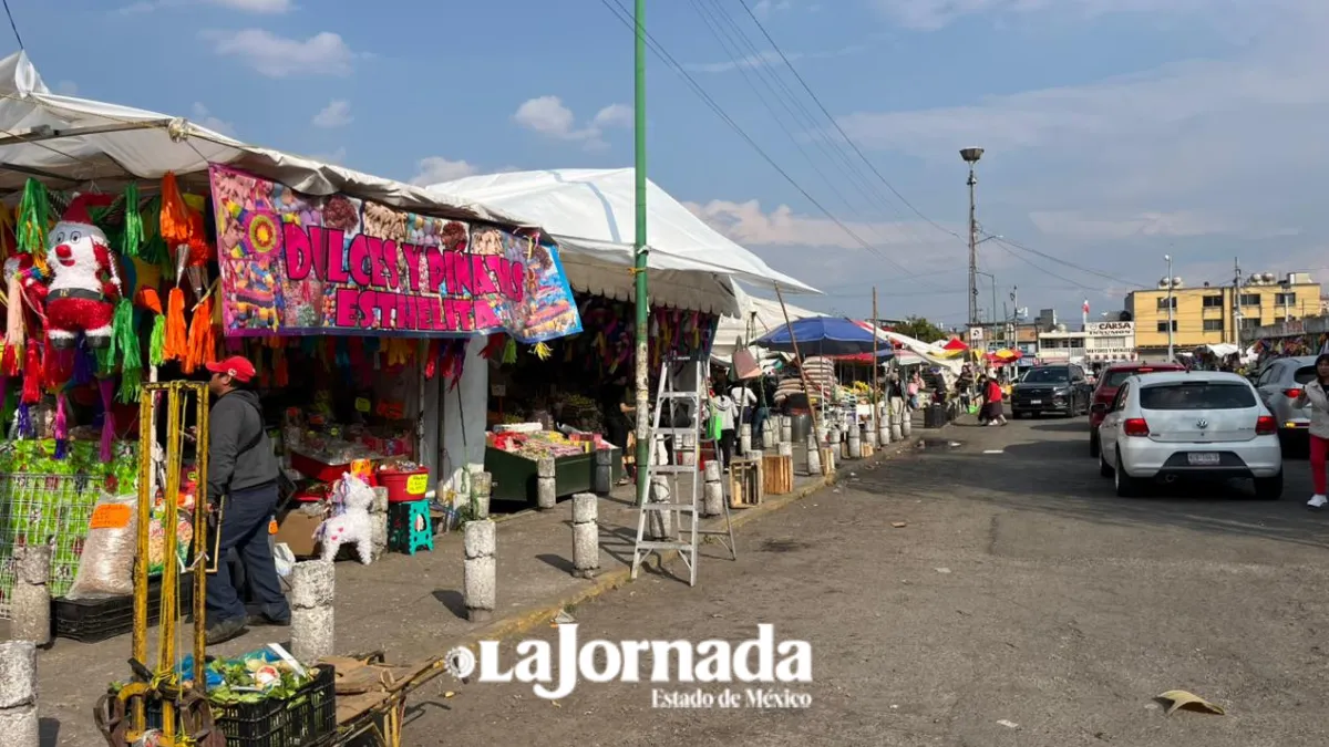 Ambulantes invaden zona de la terminal de Toluca por ventas decembrinas