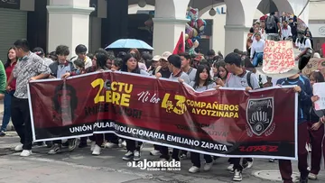 Alumnos de preparatoria marchan en conmemoración del 2 de octubre en Toluca
