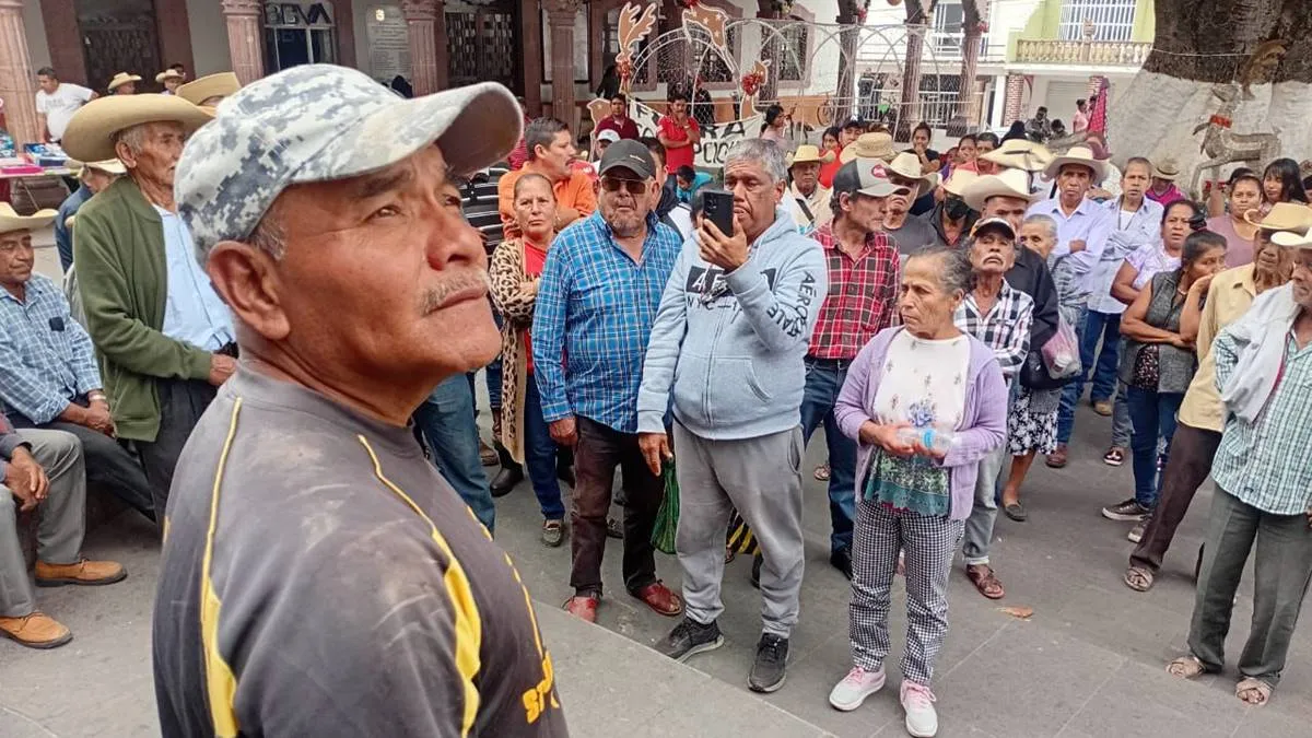 Fracasa el diálogo en Luvianos, manifestantes se quejan del mediador