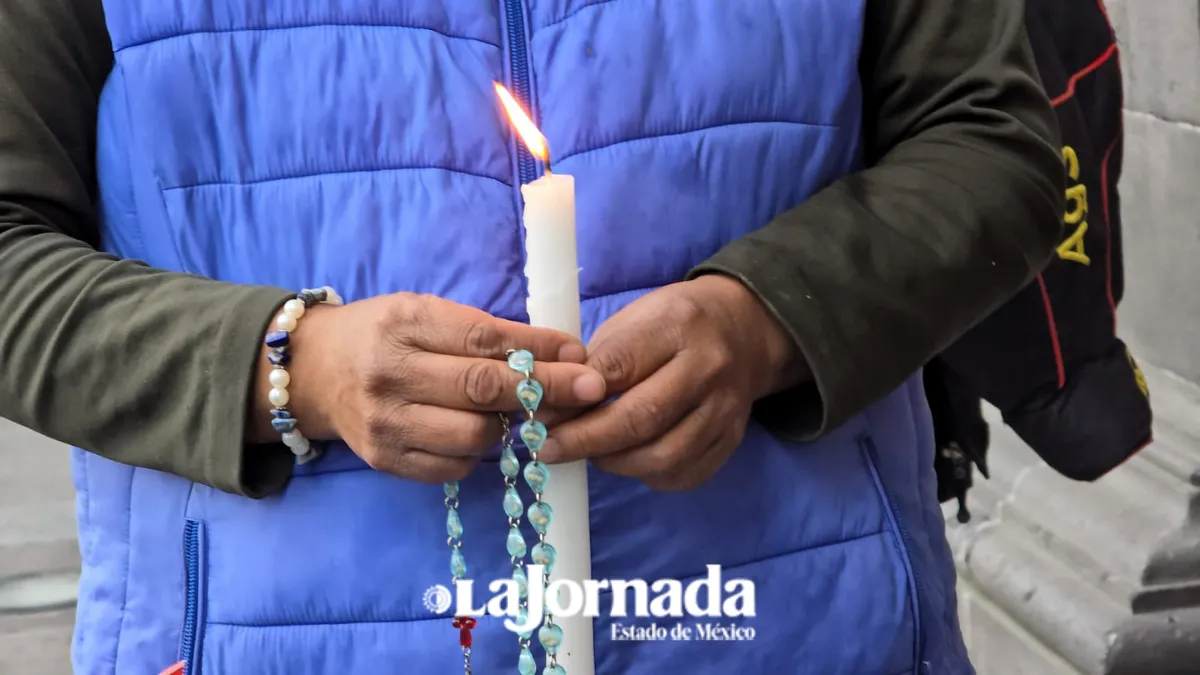 Encienden velas para recordar a inocentes no nacidos fuera de la Catedral de Toluca