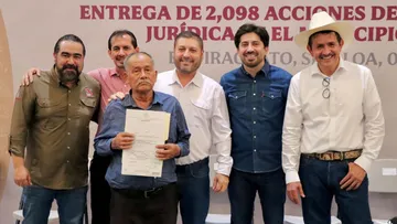 Dan certeza jurídica a más de 2 mil familias de Badiraguato; autoridades estatales y municipales entregan títulos de propiedad