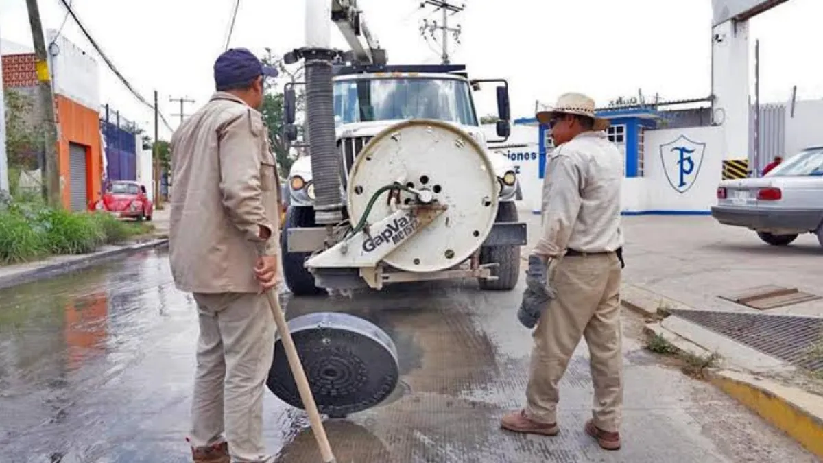 Dependencias de gobierno de Tlalnepantla limpian cauces y ríos para frenar inundaciones
