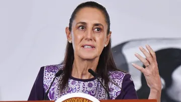 Sheinbaum cuestiona el doble discurso de la DEA tras reconocer el trabajo de Harfuch y mantener señalamientos sobre narcotráfico.