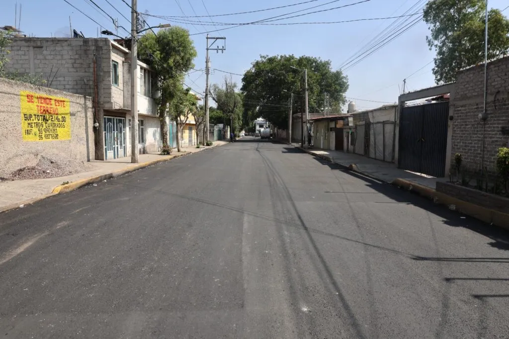 Transforman vialidades de Chimalhuacán con tren de repavimentación