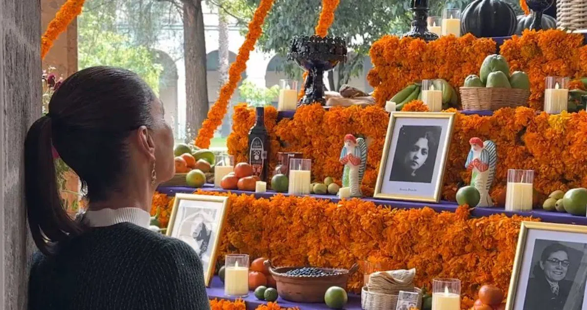 Sheinbaum dedica ofrenda de Día de Muertos en Palacio Nacional a las heroínas de la Patria