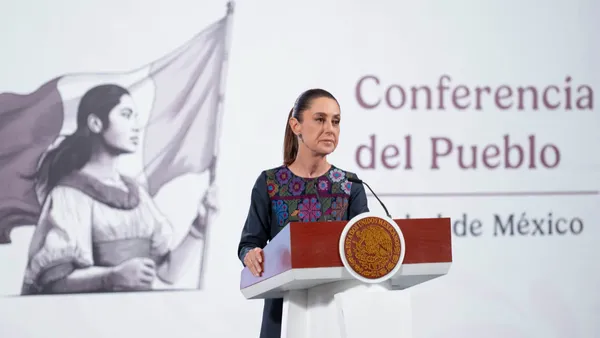 El gobierno federal prevé que el aumento a refrescos reduzca su consumo 7% en dos años.