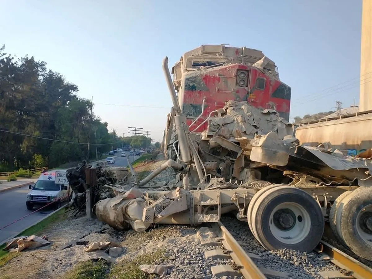 Tráiler trata de ganarle paso al tren en Apaxco