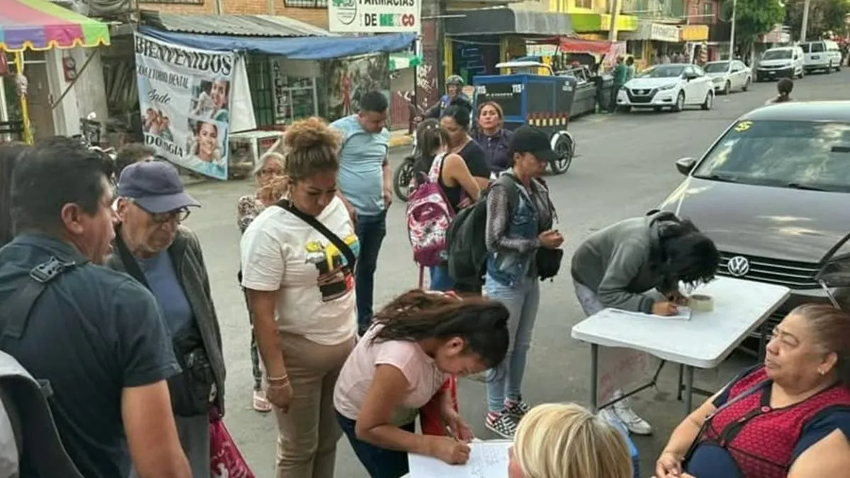 Vecinos de Valle de Chalco reúnen firmas para defender puente peatonal
