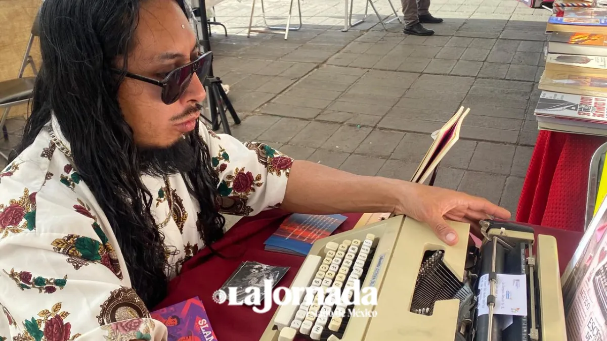Poetas urbanos defienden su proceso creativo frente a la IA en Feria del Libro Neza