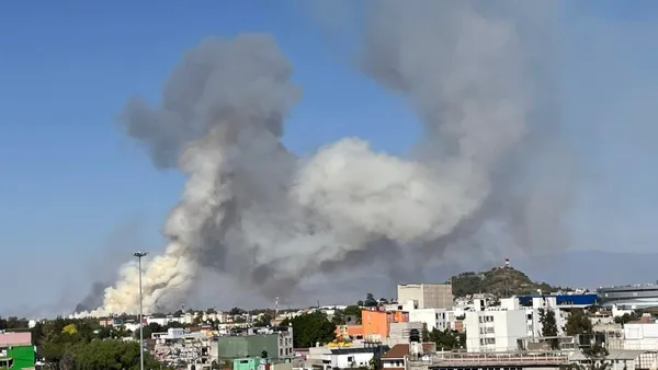 Incendio afecta visibilidad de la autopista Peñón-Texcoco