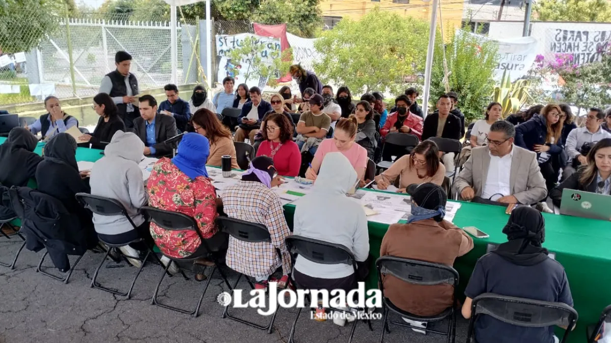 UAEMéx: Enjambre condiciona acceso a cambio de modificar nombre de edificio de rectoría