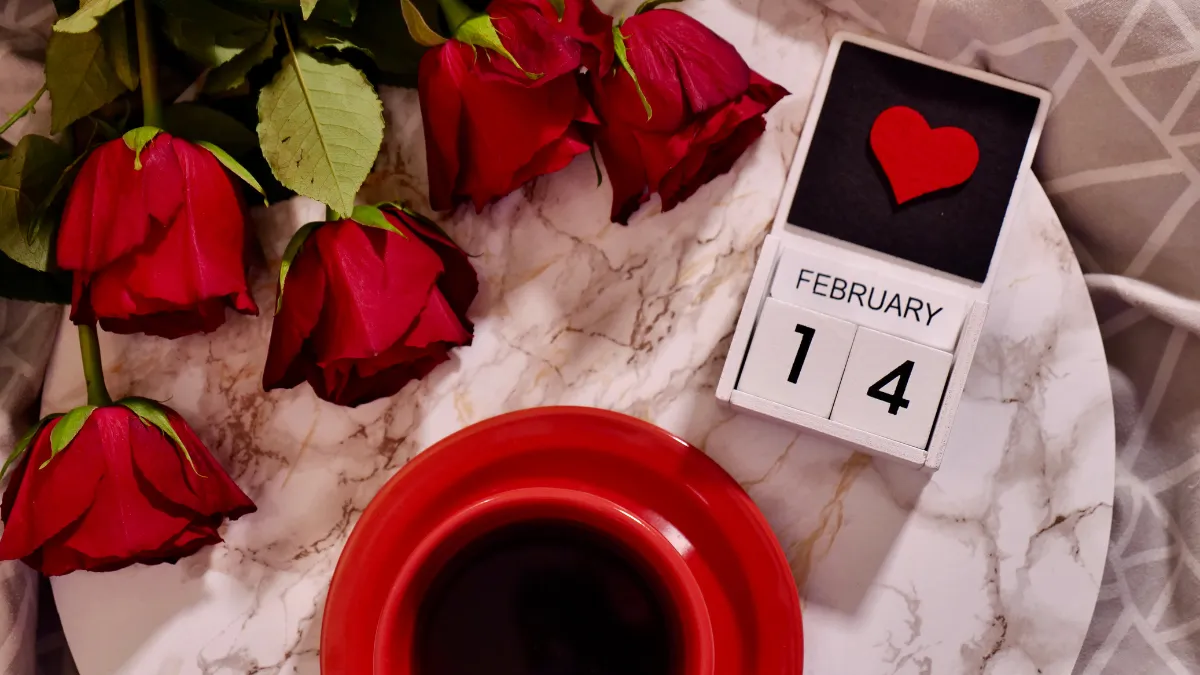 ¿Buscas florerías y desayunos más baratos para este 14 de febrero?