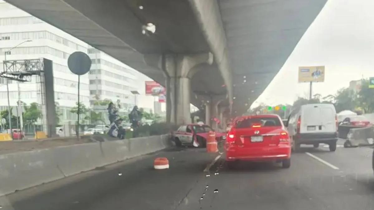 Abandonan taxi chocado y provoca caos en Periférico Norte entre CDMX y Edomex