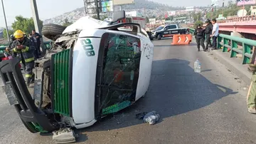 Vuelca camioneta sobre la carretera México-Pachuca