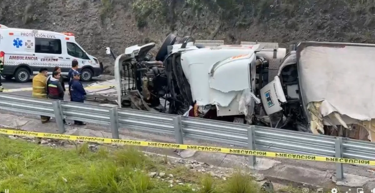 Tráiler vuelca y chofer pierde la vida sobre la Toluca-Atlacomulco