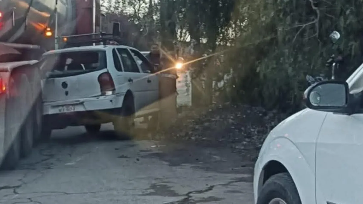 Tránsito complicado en Cuautitlán Izcalli, camioneta queda prensada tras accidente