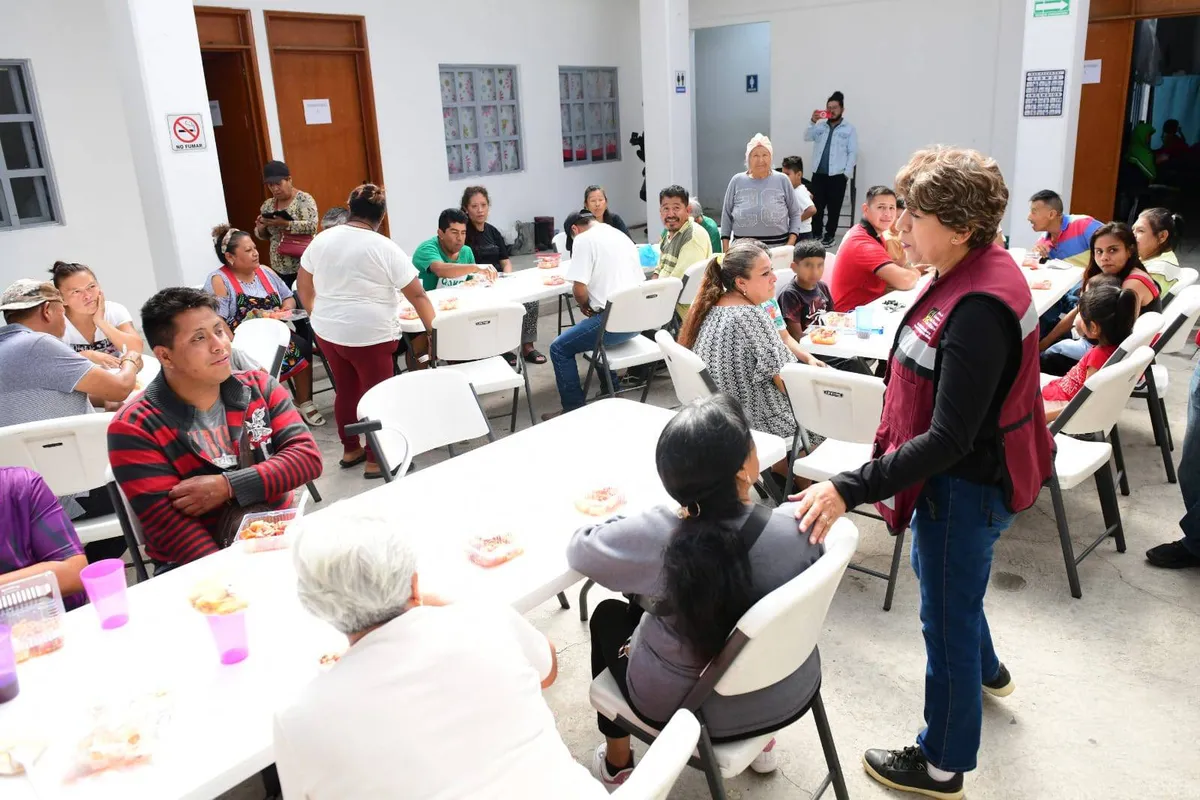 Delfina Gómez Álvarez entrega de apoyos económicos en Chalco