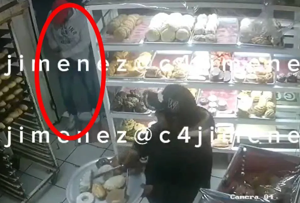 VIDEO: Cuatro entran a panadería en Chimalhuacán roban, tiran las donas y huyen