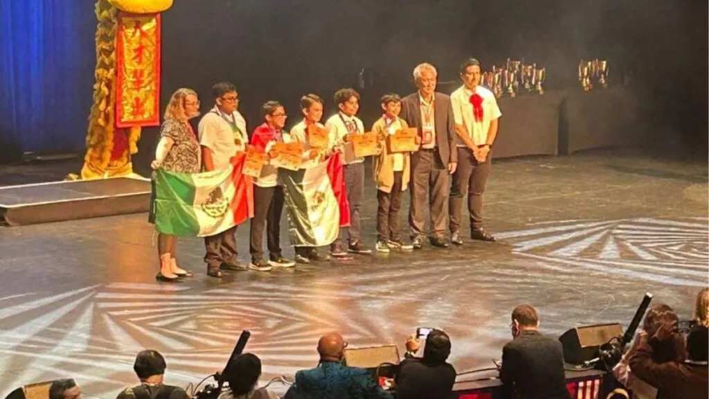 Estudiantes del Edomex destacan en Singapur con medallas de oro y bronces