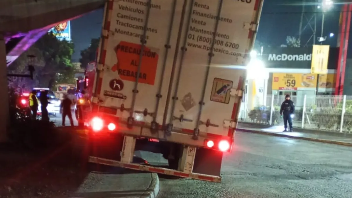 Tráiler obstruye la circulación en Paseo Tollocan rumbo a CDMX