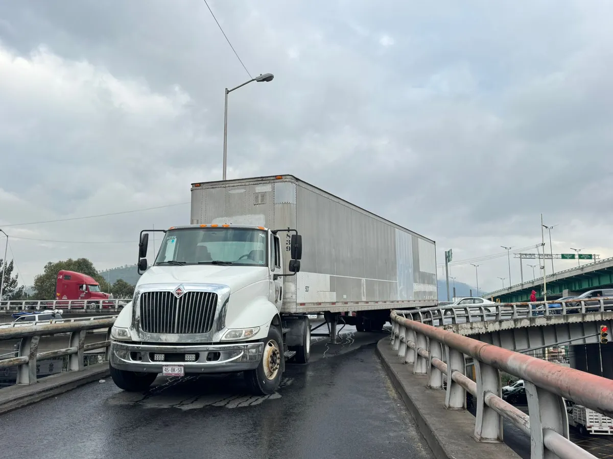 Tráiler queda atorado bajo puente en Av. Centenario y Río de los Remedios