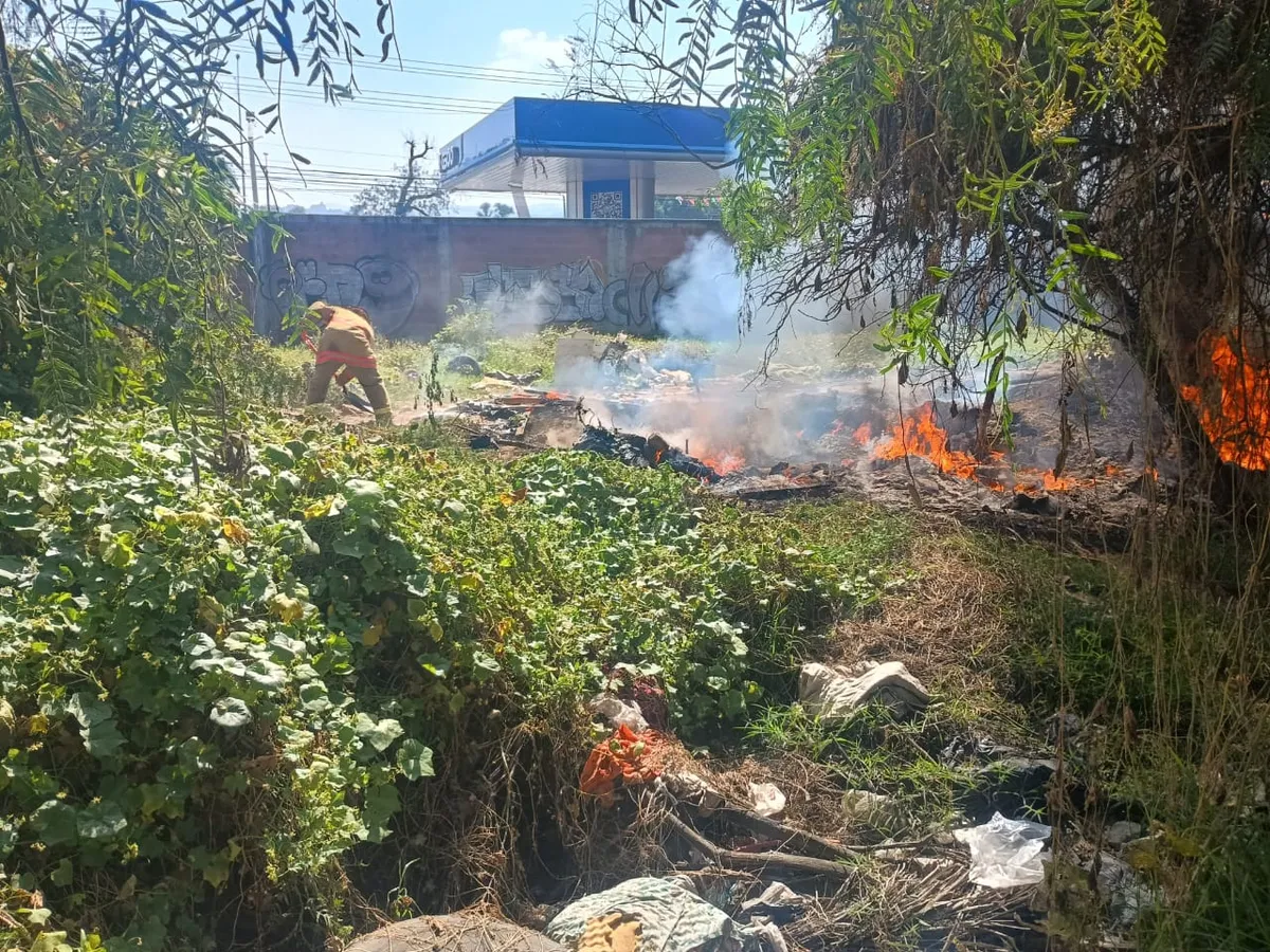 Incendio cerca de una gasolinería en La Paz pone en alerta a vecinos