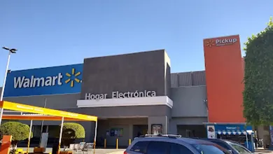 Los asaltantes lograron sustraer el dinero acumulado en las cajas registradoras del Walmart Pirules en Tlalnepantla.