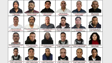 Ex funcionarios y policías municipales mexiquenses han sido sentenciados por homicidio, secuestro y extorsión como parte de la Operación Enjambre.