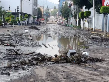 Coacalco y Ecatepec amanecen con toneladas de lodo y basura en sus calles