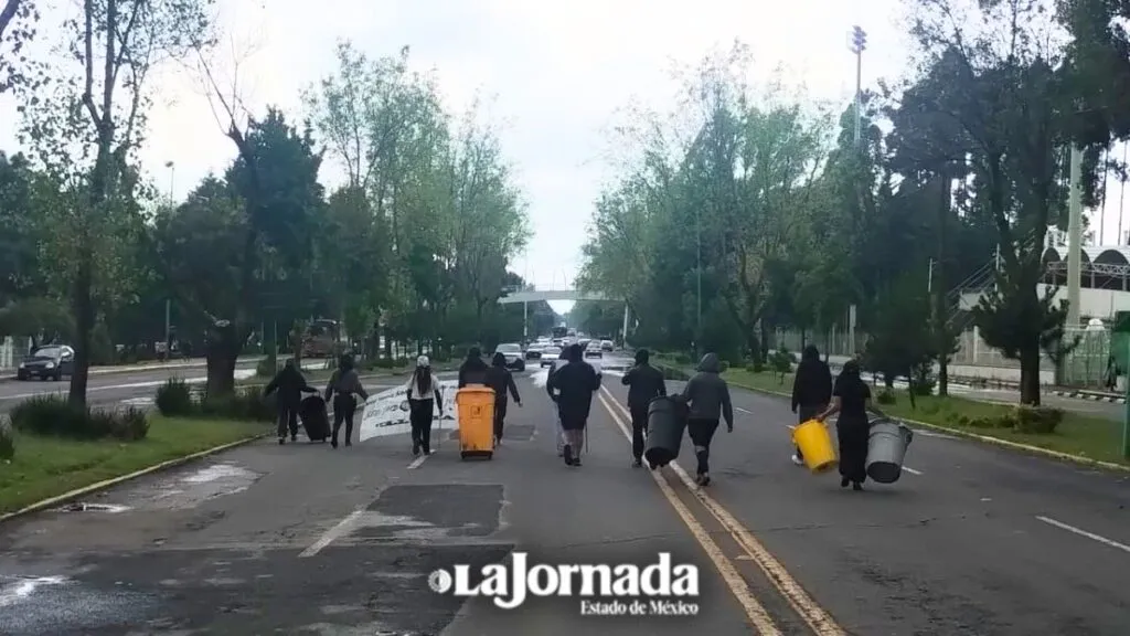 UAEMéx: Bloquean calles para exigir destitución de directora de Geografía