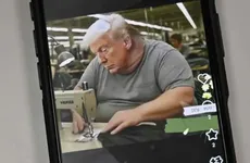 Ante la guerra comercial de EU, circulan en China videos que hace mofa del presidente Donald Trump como trabajador de una fábrica de maquila.