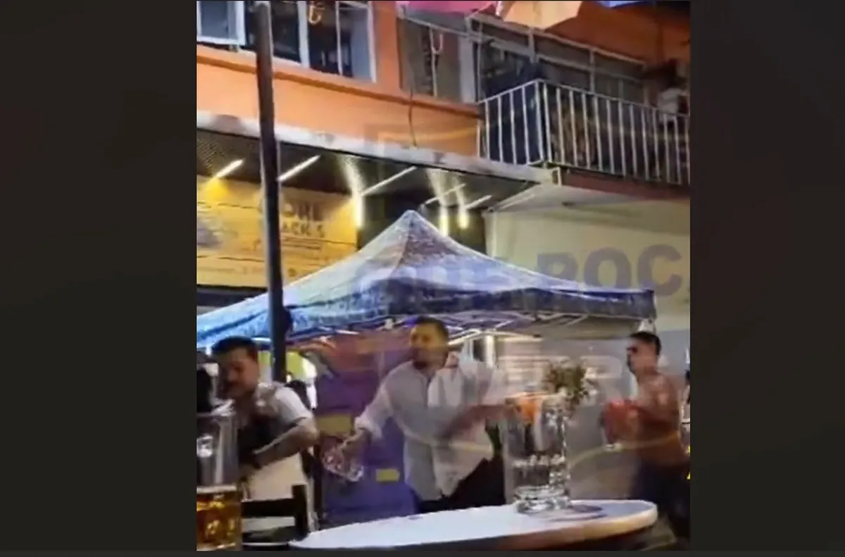Este hecho sucedió el pasado domingo en la noche dentro de un lugar llamado el Bora Bora, en donde se puede ver en el video que ha circulado en redes, a los extranjeros agredir a otro grupo que se encontraba en el lugar. Foto: Captura