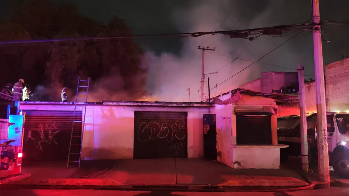 [VIDEO] Bomberos atienden incendio en bodega de solventes en Ecatepec
