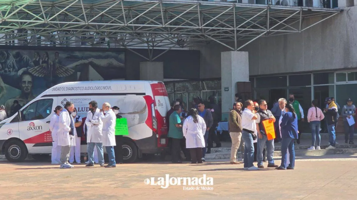 Médicos protestan por derechos y falta de insumos en el Hospital Nicolás San Juan