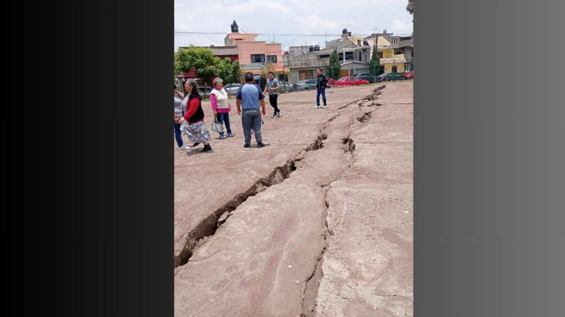 Ecatepec: Aparece grieta en deportivo de unos 25 metros de longitud